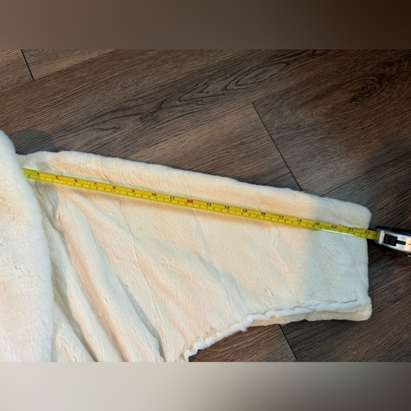 Louis Vuitton 100% Weasel Fur Cropped Jacket – Ivory – FR 38 (US 6) - Picture 12 of 16